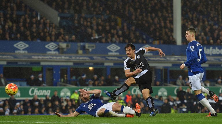 Shinji Okazaki makes it 3-1 to Leicester City against Everton