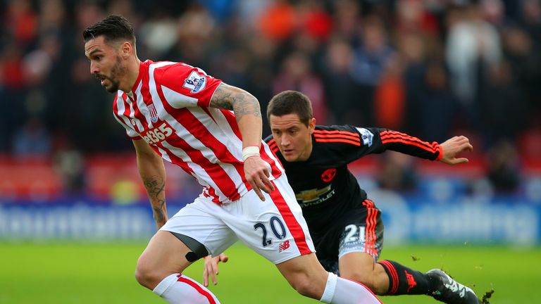 Geoff Cameron takes on Ander Herrera