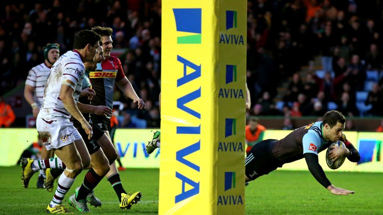 Tim Visser of Harlequins scores a try during the Aviva Premiership match between Harlequins and London Irish