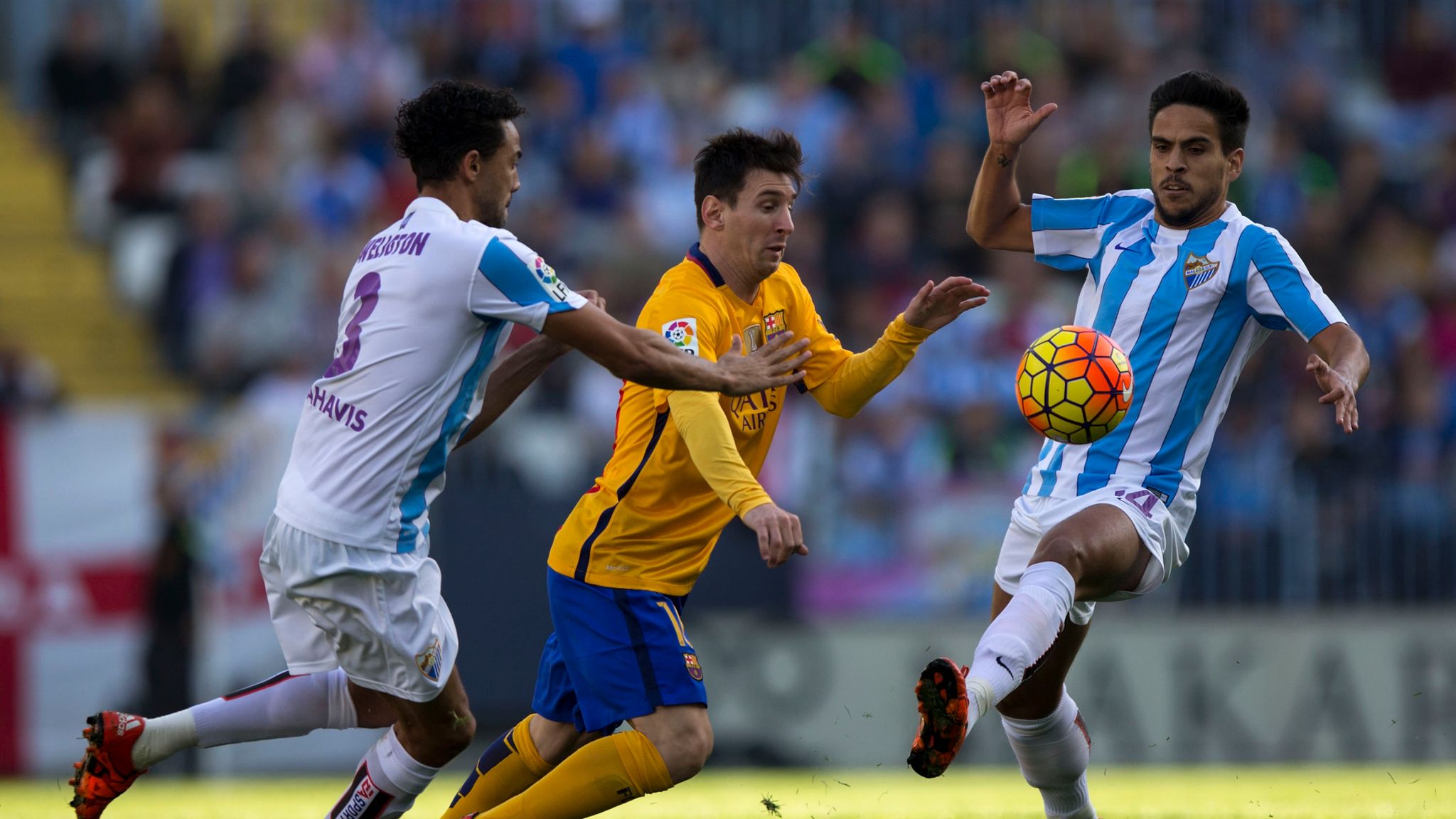 Футболист отбивает мяч головой. Футбол шибеник драговяльц. Удар мячом в голову. Пас в поисках головы. Пас в поисках головы.