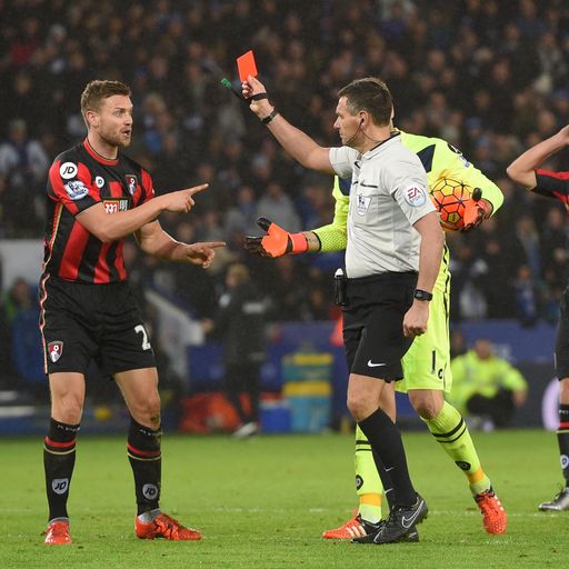 10-man Bournemouth hold Leicester