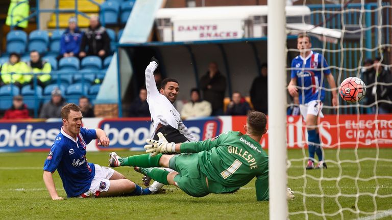 Aaron Lennon scores Everton's second goal during the FA Cup fourth round match at Carlisle United