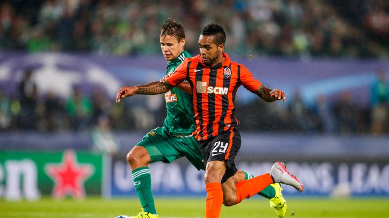 VIENNA, AUSTRIA - AUGUST 19:  Louis Schaub of Vienna (L) competes for the ball with Alex Teixeira of Donetsk 