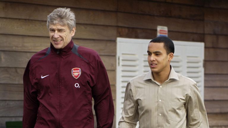 LONDON, United Kingdom:  Arsenal Football Club manager Arsene Wenger (L) walks with 16 year old Theo Walcott, at the club's training ground near London Col