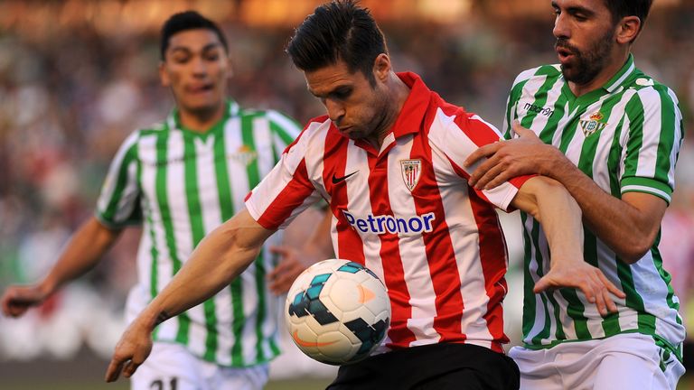 Athletic Bilbao's forward Kike Sola (L) vies for the ball with Real Betis defender Jordi Figueras