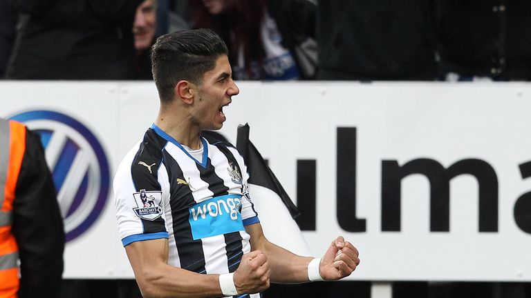 Newcastle United's Spanish striker Ayoze Perez celebrates scoring his team's first goal n