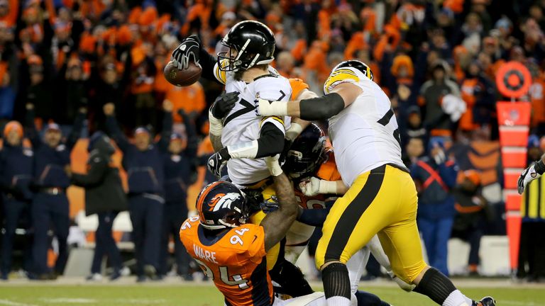 Ben Roethlisberger #7 of the Pittsburgh Steelers is sacked