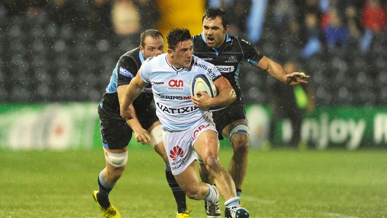 Racing 92's French hooker Camille Chat (C) is chased by the Glasgow defence in the Champions Cup