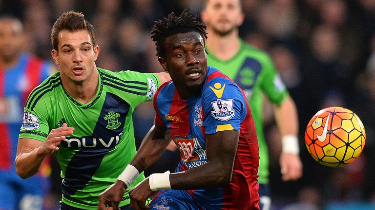 Southampton's German-born Portuguese defender Cedric Soares (L) vies with Crystal Palace's Senegalese defender Pape Souare 