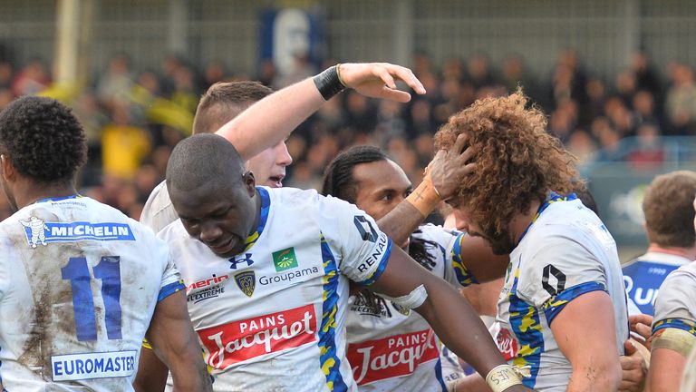 Clermont's French flanker Camille Gerondeau (R) celebrates with teammates after scoring a try during the French Top 14 rugby union match between Agen