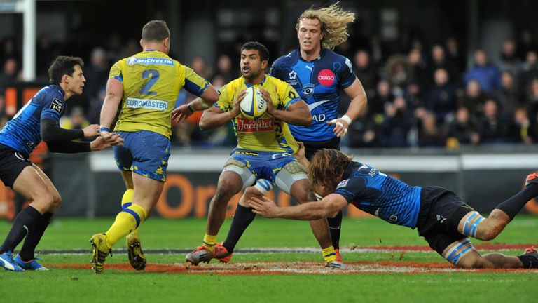 Clermont's French centre Wesley Fofana (C) tries to pass the ball 