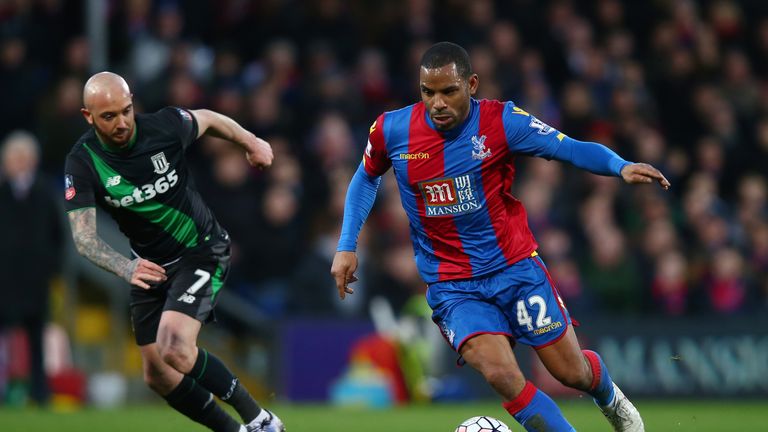 Jason Puncheon of Crystal Palace controls the ball under pressure of Stephen Ireland of Stoke City 