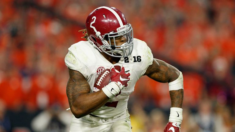 GLENDALE, AZ - JANUARY 11:  Derrick Henry #2 of the Alabama Crimson Tide runs the ball against the Clemson Tigers