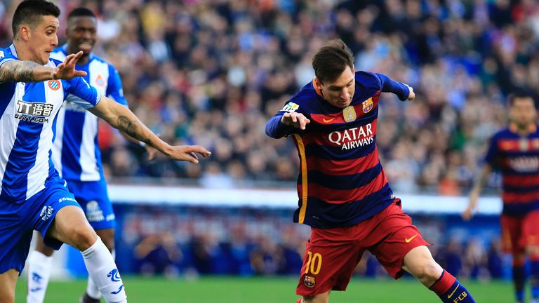  Lionel Messi takes on Espanyol defender Enzo Roco