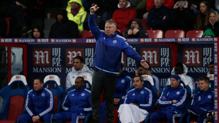 Chelsea manager Guus Hiddink (C) shouts instructions