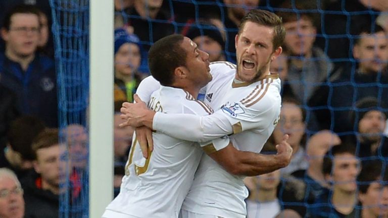 Gylfi Sigurdsson celebrates after scoring a penalty for Swansea against Eveton