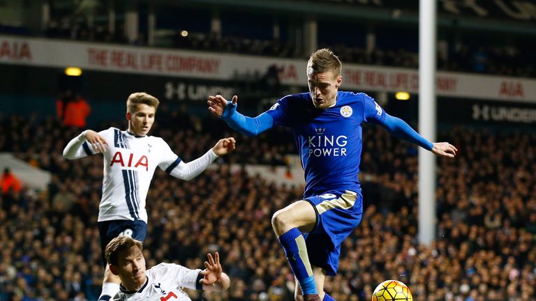 Jamie Vardy is tackled by Ben Davies 