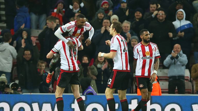 Jermain Defoe (2nd L) of Sunderland celebrates scoring his team's third goal against Aston Villa