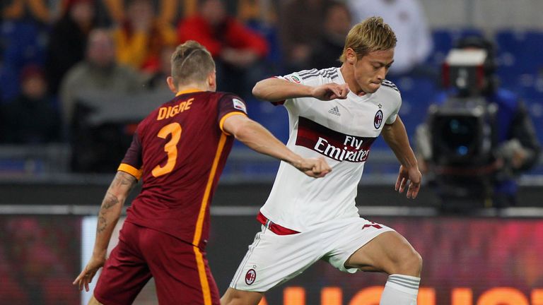 ROME, ITALY - JANUARY 09:  Keisuke Honda (R) of AC Milan competes for the ball with Lucas Digne of AS Roma during the Serie A match between AS Roma and AC 