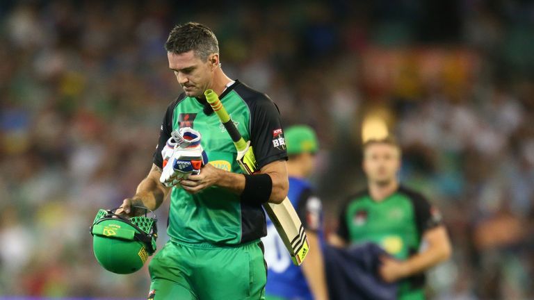 MELBOURNE, AUSTRALIA - JANUARY 06:  Kevin Pietersen of the Stars leaves the field after being run out during the Big Bash League match between the Melbourn