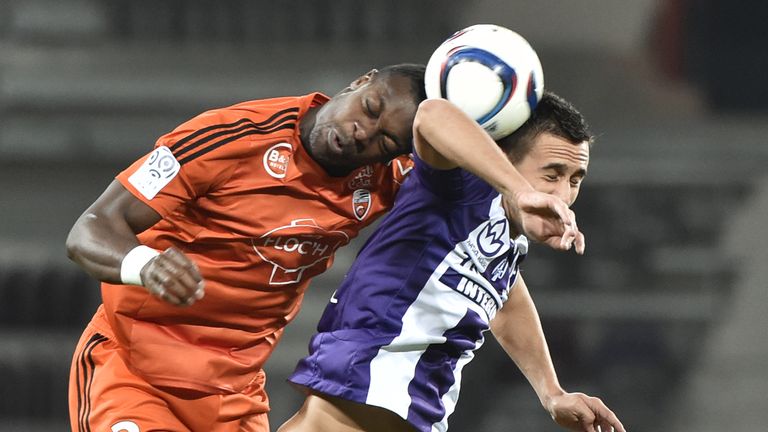 Aleksandar Pesic vies with Lorient's French-Ivorian defender Lamine Kone during the French L1 football match Toulouse against Lorient