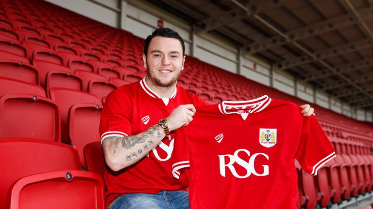Lee Tomlin poses at Ashton Gate after joining Bristol City on loan from AFC Bournemouth - Mandatory byline: Rogan Thomson/JMP UK