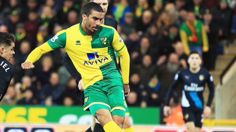 Lewis Grabban scores for Norwich against Arsenal