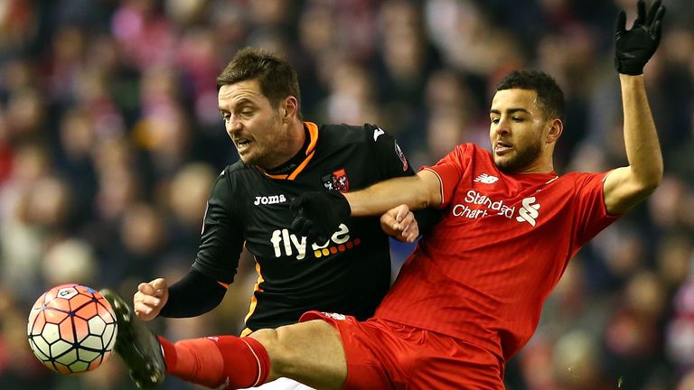 Matt Oakley battles for the ball with Kevin Stewart