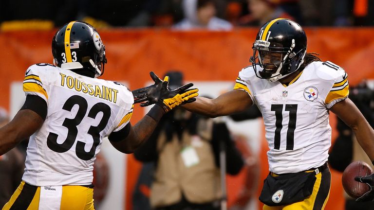 Markus Wheaton #11 of the Pittsburgh Steelers celebrates his touchdown with Fitzgerald Toussaint #33 