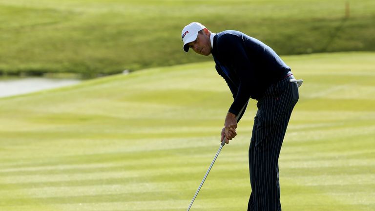 Matt Kuchar has copied Langer's putting method from the last 80s, clamping the grip to his left arm