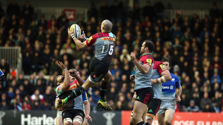 Mike Brown catches a high ball during the Aviva Premiership match between Harlequins and Saracens at the Twickenham Stoop