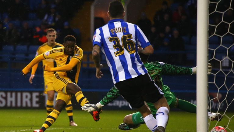 Moussa Dembele of Fulham scores a goal during The Emirates FA Cup Third Round match betwen Sheffield Wednesday and Fulham