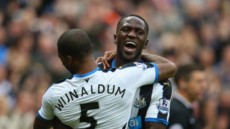 Georginio Wijnaldum of Newcastle United celebrates with Moussa Sissoko 