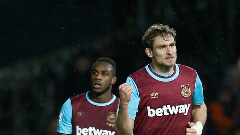 West Ham United's Nikica Jelavic celebrates scoring his side's first goal of the game