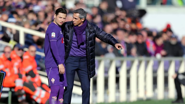 Paulo Sousa manager of Fiorentina (right) speaks with Mauro Zarate during the Serie A match with Torino
