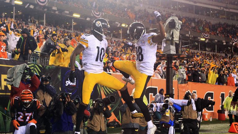  Martavis Bryant #10 of the Pittsburgh Steelers celebrates scoring a touchdown with Darrius Heyward-Bey #88 in the third quart