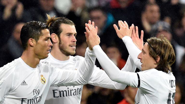 Real Madrid's Gareth Bale (centre) is congratulated by Cristiano Ronaldo (L) and  Luka Modric 