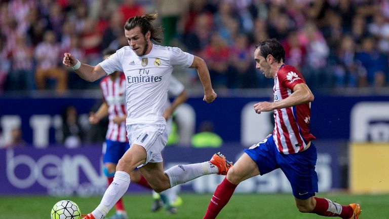 MADRID, SPAIN - OCTOBER 04: Gareth Bale (L) of Real Madrid CF competes for the ball with Diego Godin (R) of Atletico de Madrid during the La Liga match bet