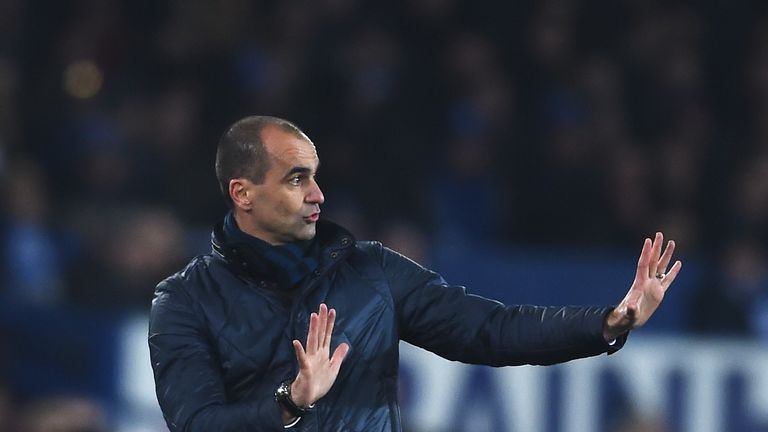 Roberto Martinez, manager of Everton gives instructions