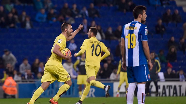 Villarreal's forward Roberto Soldado (L) celebrates a goal by teammate Musacchio during the Spanish league football match Re