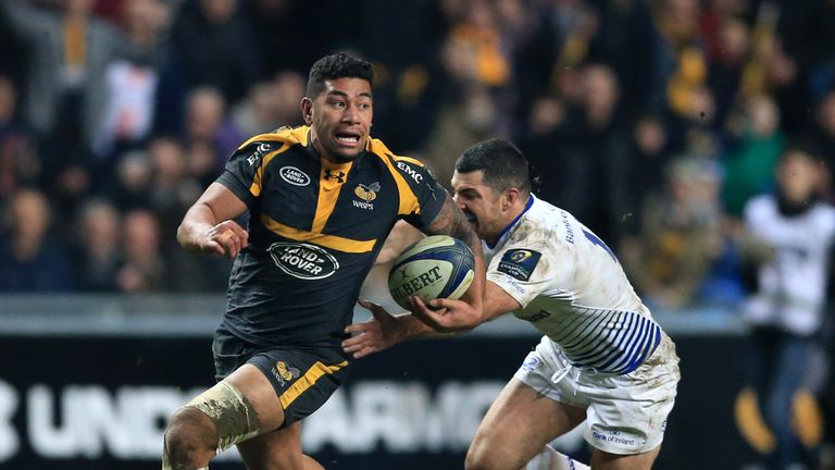 Charles Piutau evades a tackle from Rob Kearney to scores Wasps' sixth try