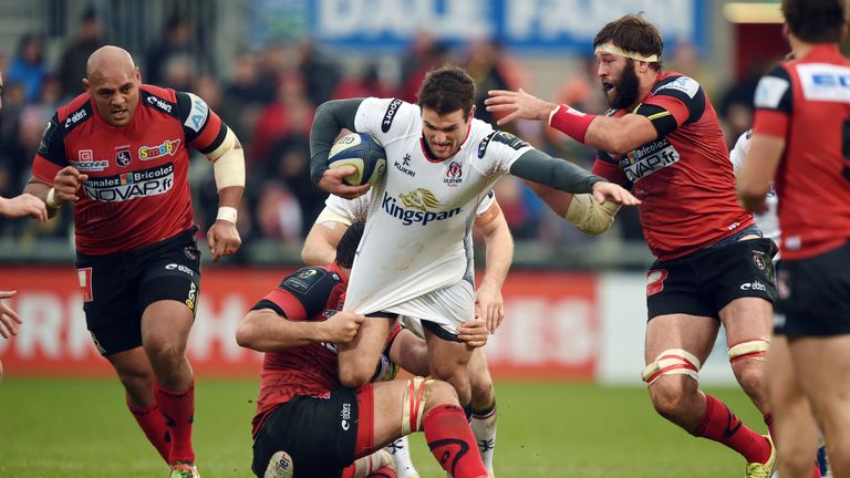 Ulster full-back Jared Payne bursts through the Oyonnax defence