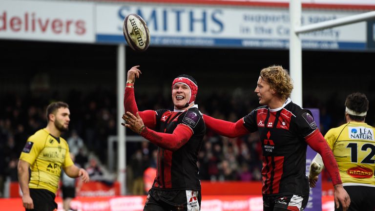 Gloucester full-back Rob Cook celebrates with Billy Twelvetrees (r) after scoring against La Rochelle