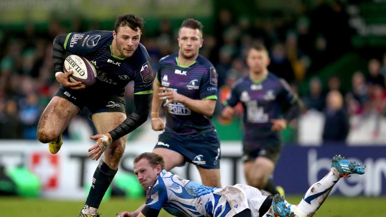 Connacht's Robbie Henshaw evades the tackle of Igor Kurashov of Enisei-STM