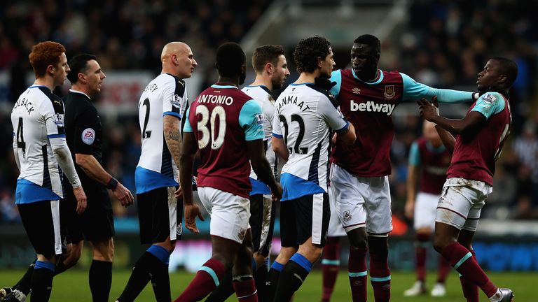 NEWCASTLE UPON TYNE, ENGLAND - JANUARY 16:  Enner Valencia (1st R) of West Ham United and Jonjo Shelvey of Newcastle United argue during the Barclays Premi