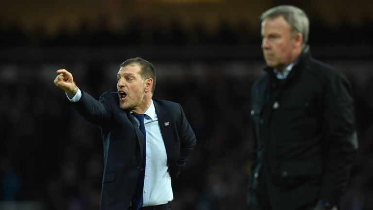 West Ham United's Croatian manager Slaven Bilic (L) gestures on the touchline during the English FA Cup third-round football match between