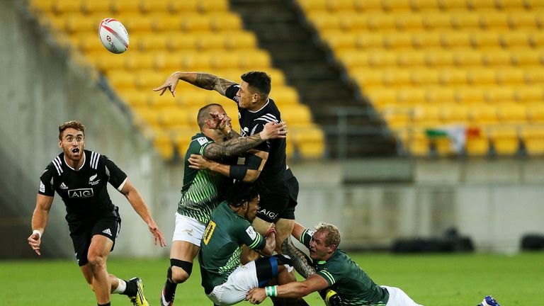 WELLINGTON, NEW ZEALAND - JANUARY 30:  Sonny Bill Williams of New Zealand offloads to Joe Webber in the tackle of Francois Hougaard (L), Rosko Specman and 
