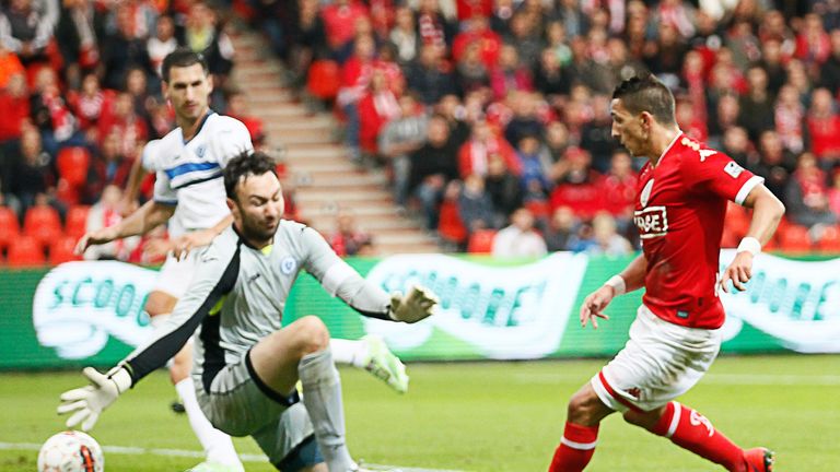Standard's Anthony Knockaert (R) scores a goal past Zeljeznicar goalkeeper Marijan Antolovic during a Europa League third qualifying round match