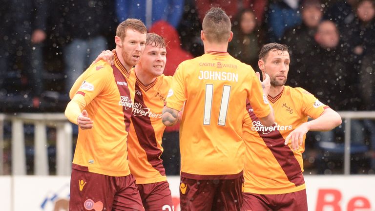 30/01/16 LADBROKES PREMIERSHIP.DUNDEE V MOTHERWELL.DENS PARK - DUNDEE.Motherwell's Stephen Pearson (left) celebrates his goal with team mates 