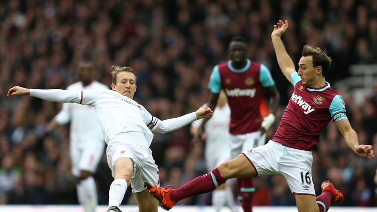 West Ham United's English midfielder Mark Noble (R) vies with Liverpool's Brazilian midfielder Lucas Leiva 